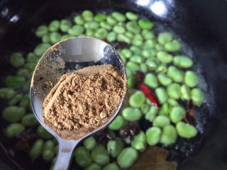 五香蚕豆,加入一勺五香粉小火慢焖至快收干
