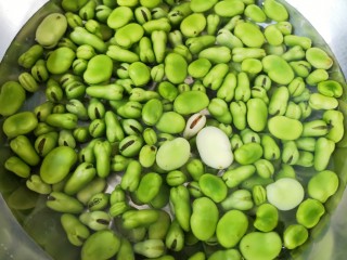 油炸蚕豆,将蚕豆用清水浸泡一下清洗干净。