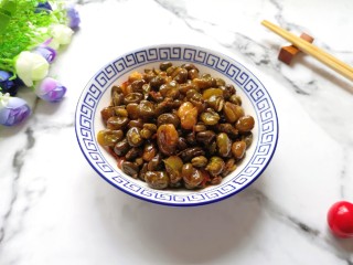 油炸蚕豆,装在密封罐里。