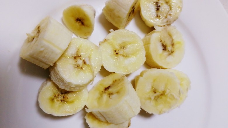 果粒奶昔【香蕉桑葚+香蕉芒果】,香蕉皮上稍微起点，这样的香蕉比较甜。去皮切成小块。