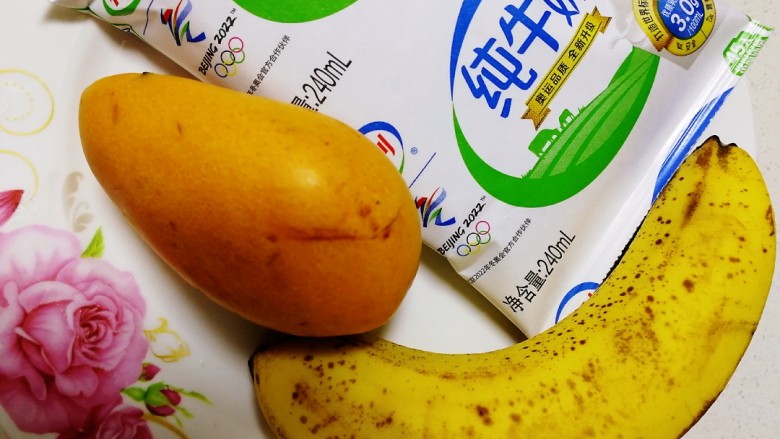 果粒奶昔【香蕉桑葚+香蕉芒果】,1个小芒果，1根香蕉，纯牛奶。