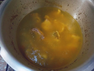 胡椒猪肚鸡,高压锅煮约十五分钟后打开锅盖加盐