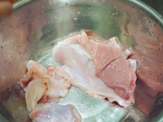 胡椒猪肚鸡,腌制后用清水冲洗多次