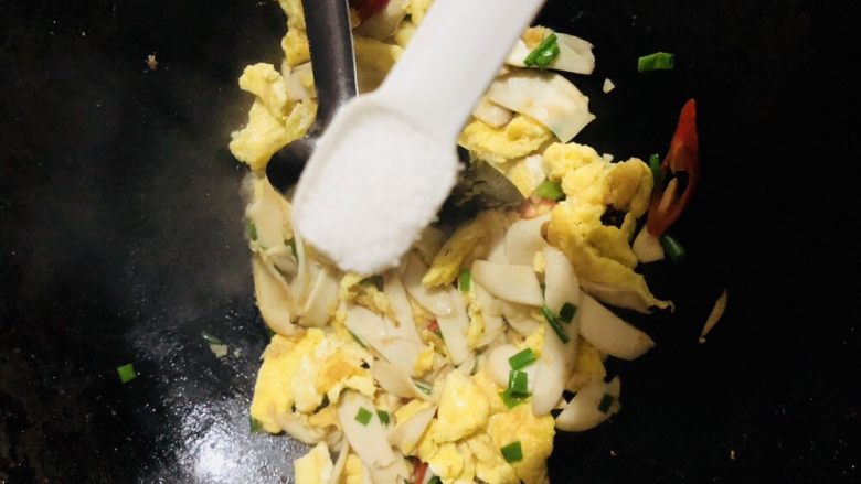 杏鲍菇炒鸡蛋,加入适量盐调味，翻炒即可装盘。注意前面鸡蛋已经放盐，不要再放过多盐量。