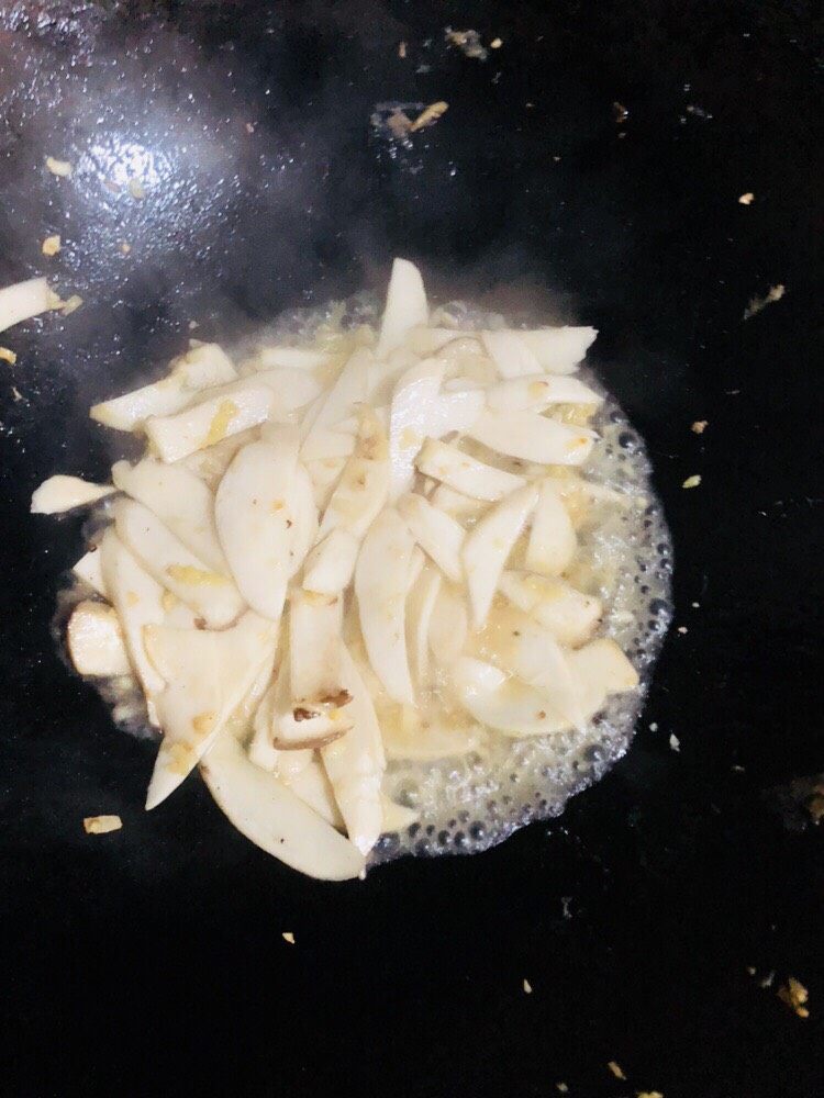 杏鲍菇炒鸡蛋,加入少量清水翻炒均匀煮一会儿使姜蒜的味道与杏鲍菇融合。