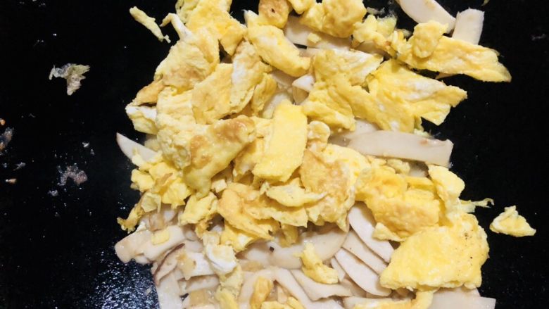 杏鲍菇炒鸡蛋,差不多收干水份后，加入鸡蛋炒匀