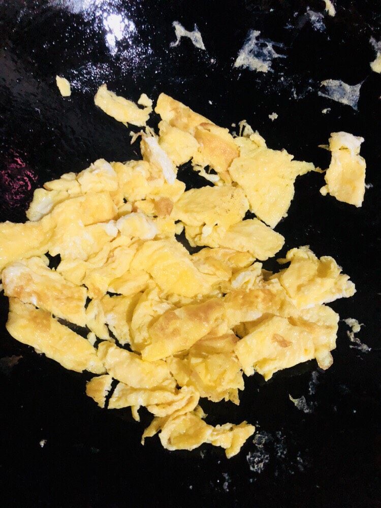 杏鲍菇炒鸡蛋,用锅铲将蛋饼切成小块，盛出备用。