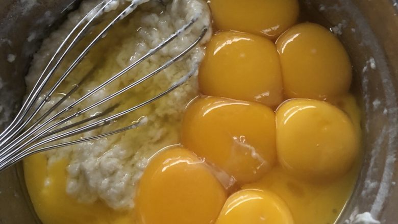 十寸古早蛋糕,分蛋，面糊中加入蛋黄搅拌均匀