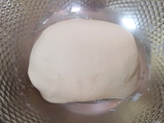 青菜油渣包,再揉成光滑的面团，盖上保鲜膜发酵至两倍大。