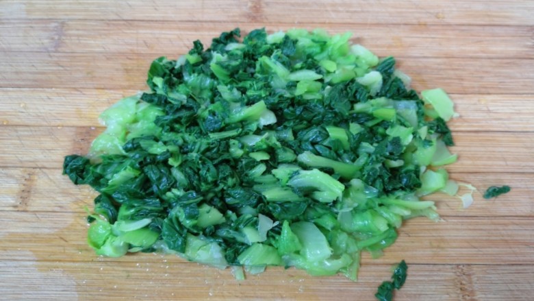 青菜油渣包,焯过水的青菜过一下凉水，挤干水分切碎。