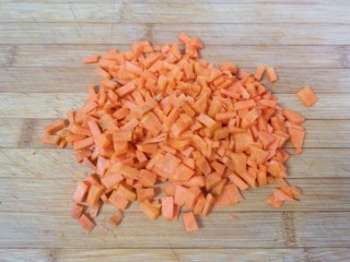 青菜油渣包,胡萝卜切碎。