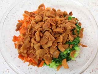 青菜油渣包,切好的青菜胡萝卜放在一起，加入猪油渣混合均匀。