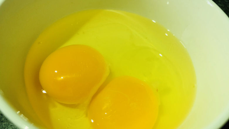 杏鲍菇炒鸡蛋,鸡蛋打入碗内；