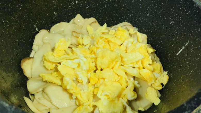 杏鲍菇炒鸡蛋,加入鸡蛋；