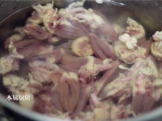 辣炒鸡心,锅内坐水，把切好的鸡心冷水下锅，煮3-5分钟。