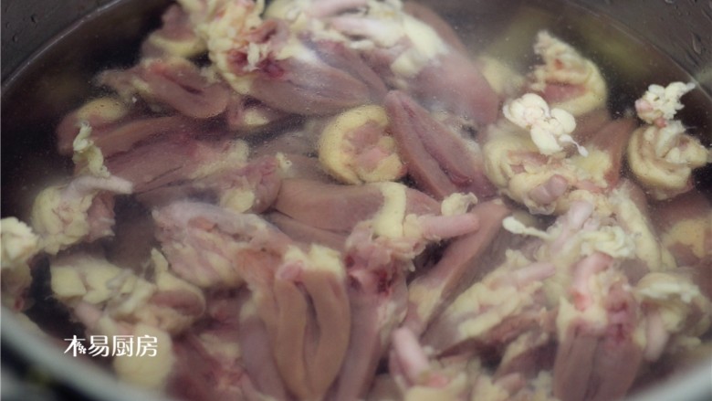 辣炒鸡心,锅内坐水，把切好的鸡心冷水下锅，煮3-5分钟。