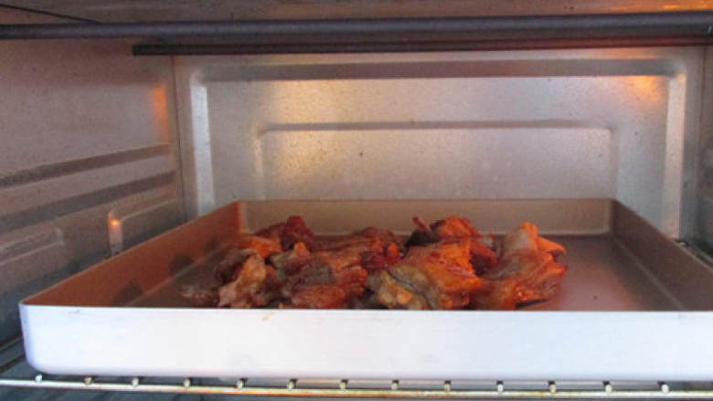 新蜜汁烤羊排,烤箱220度预热后放入烤箱，烤15分钟
