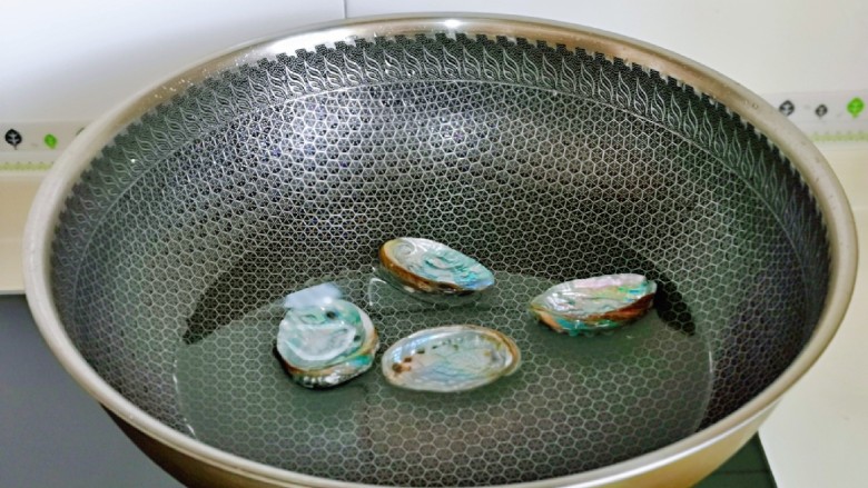 蒜蓉粉丝蒸鲍鱼,鲍鱼壳也一样开水煮一下杀菌，冷水下锅，大火煮2分钟捞出。
