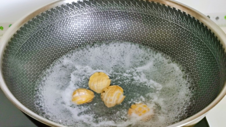 蒜蓉粉丝蒸鲍鱼,锅中加入纯净水烧开，下小鲍鱼，大火煮30秒捞出，目的是杀菌。