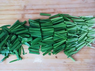 韭菜炒扇贝,韭菜切成3-4cm长，备用