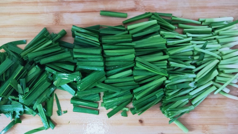 韭菜炒扇贝,韭菜切成3-4cm长，备用