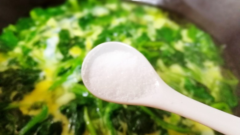 菠菜鸡蛋汤,撒1勺盐。