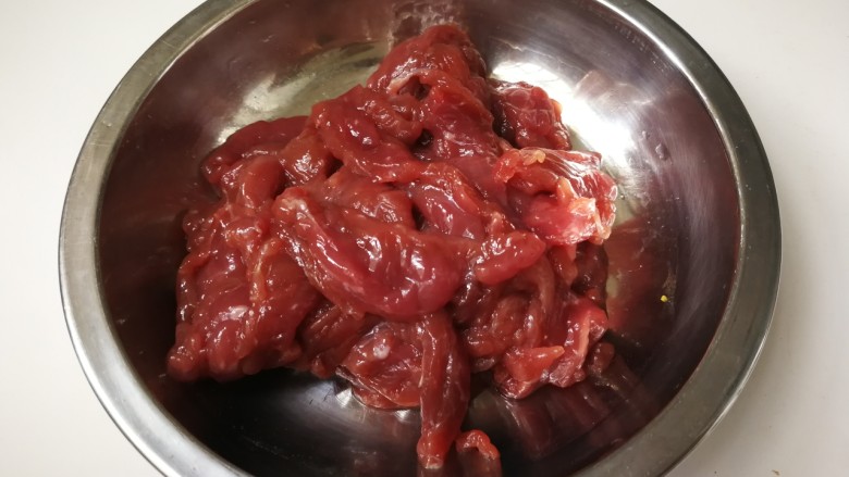 杏鲍菇炒牛肉,切成丝