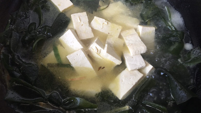 海带豆腐汤,加入豆腐慢炖10分钟至豆腐和汤汁入味