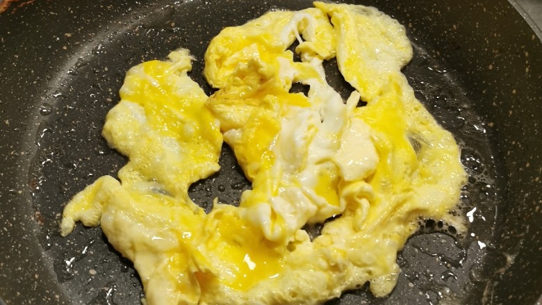 杏鲍菇炒鸡蛋,起油锅 油热后放入鸡蛋液炒成大块 盛出备用