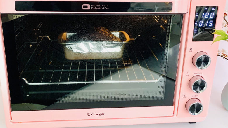 浓情布朗尼蛋糕,长帝CRDF32WBL烤箱提前预热，上下火180度烤35分钟。
