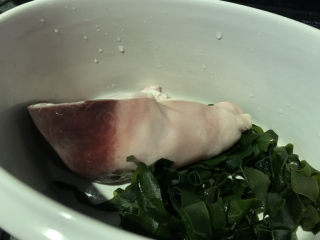 青椒炒猪肚,猪肚放入炖锅中，和海带排骨一起炖，需要量的一整块，不要切碎，熟了之后捞出猪肚煎成条状；