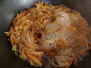 海带炖排骨,锅里放水烧开，放入泡好的黄花菜焯水。