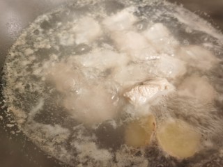 海带炖排骨,排骨冷水下锅煮开焯水，看到浮沫和絮状杂质漂浮表面时关火。