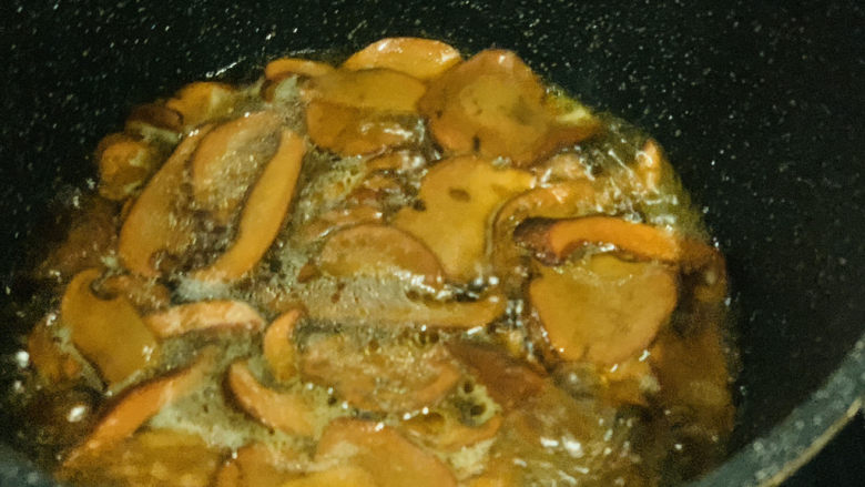 炒牛肝菌,稍微烧一会，菇还是要确保炒熟，比较安全；