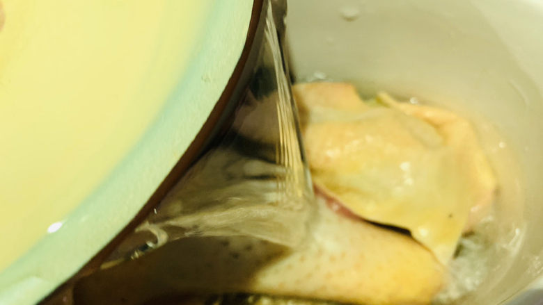 牛肝菌炖鸡,加入适量清水；