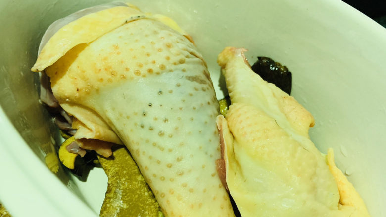 牛肝菌炖鸡,直接放入炖锅；