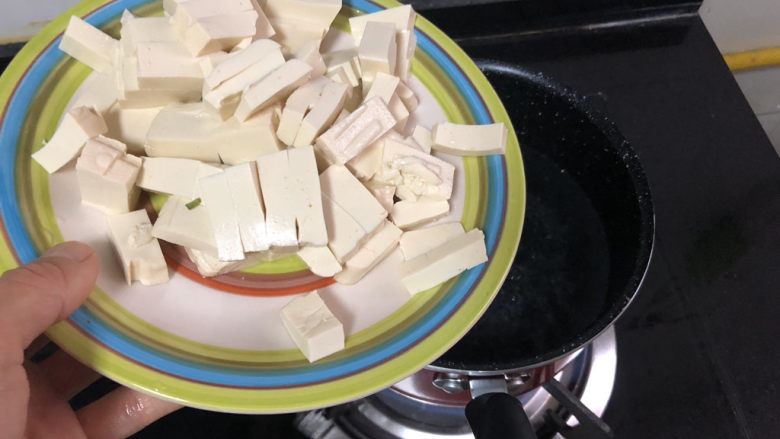海带豆腐汤➕红白花开山雨中,下嫩豆腐，煮一两分钟，捞出备用