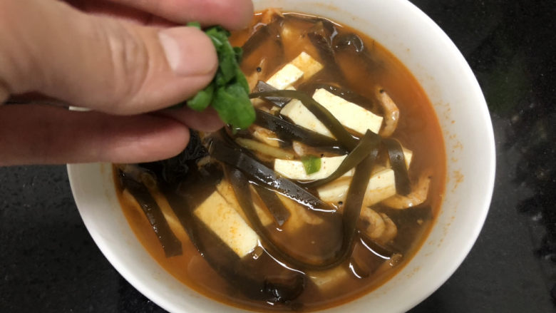 海带豆腐汤➕红白花开山雨中,撒上点葱末，搞定