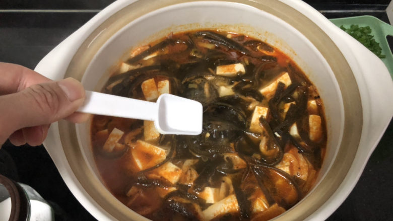 海带豆腐汤➕红白花开山雨中,尝下咸淡，根据个人口味添加少许盐调味