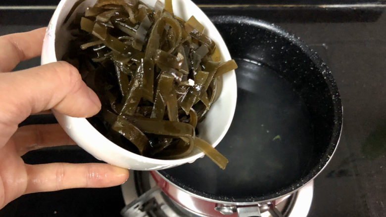 海带豆腐汤➕红白花开山雨中,下海带丝，焯水，去除过多的甘露醇黏液