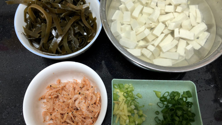 海带豆腐汤➕红白花开山雨中,全部食材准备好