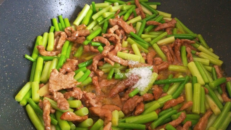 蒜苔炒肉,加入适量盐，味精炒均匀即可。