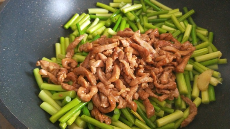 蒜苔炒肉,炒香姜丝，倒入蒜苔炒均匀，在倒入肉丝。