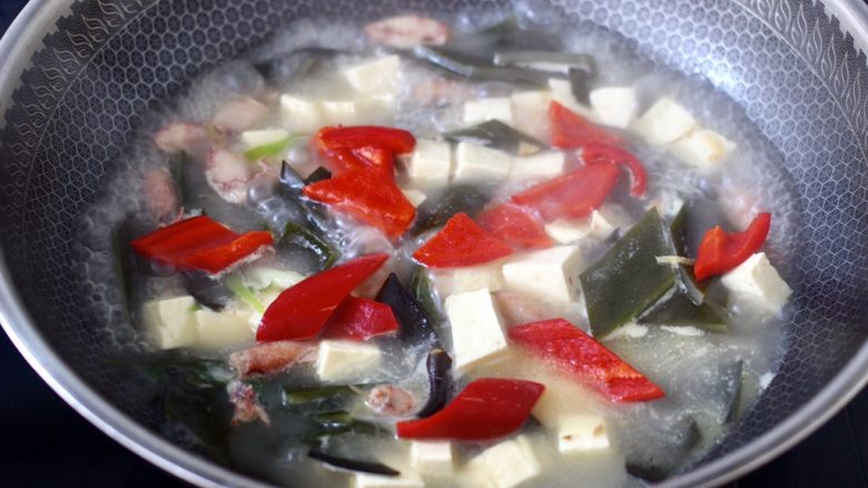 海带豆腐汤,加入切片的红椒。