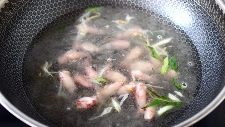 海带豆腐汤,锅中倒入适量的清水。