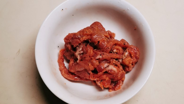 杏鲍菇炒牛肉,反复抓拌均匀 腌制20分钟