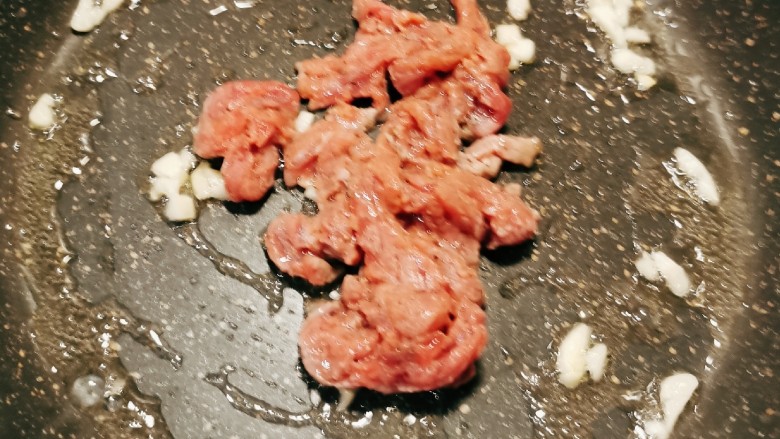 杏鲍菇炒牛肉,放入牛肉条 小火滑炒