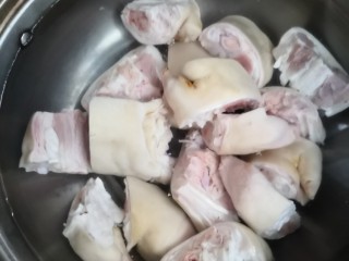 黄豆炖猪蹄,然后我们将猪蹄放入锅中进行泡血沫
