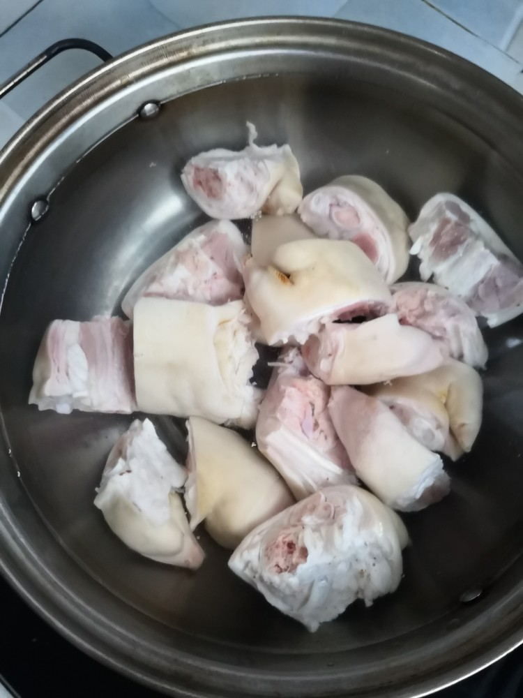 黄豆炖猪蹄,然后我们将猪蹄放入锅中进行泡血沫