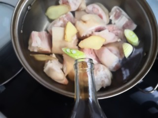 黄豆炖猪蹄,在锅中放入葱姜料酒去腥。